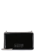 Carica l'immagine nel visualizzatore di Gallery, Borsa a spalla in vernice