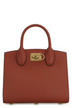 Carica l&#39;immagine nel visualizzatore di Gallery, Borsa a mano The Studio Box in pelle
