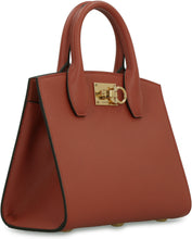 Carica l&#39;immagine nel visualizzatore di Gallery, Borsa a mano The Studio Box in pelle
