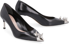 Carica l&#39;immagine nel visualizzatore di Gallery, Décolleté a punta in pelle con borchie
