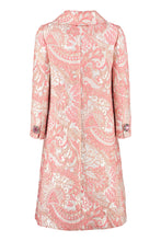 Carica l&#39;immagine nel visualizzatore di Gallery, Cappotto in jacquard lamé con bottoni gioiello
