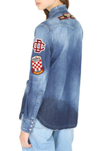 Carica l&#39;immagine nel visualizzatore di Gallery, Camicia in denim con patch ricamati

